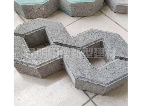 昆明八字植草磚在園林設(shè)計(jì)中的應(yīng)用優(yōu)勢(shì)有哪些呢？